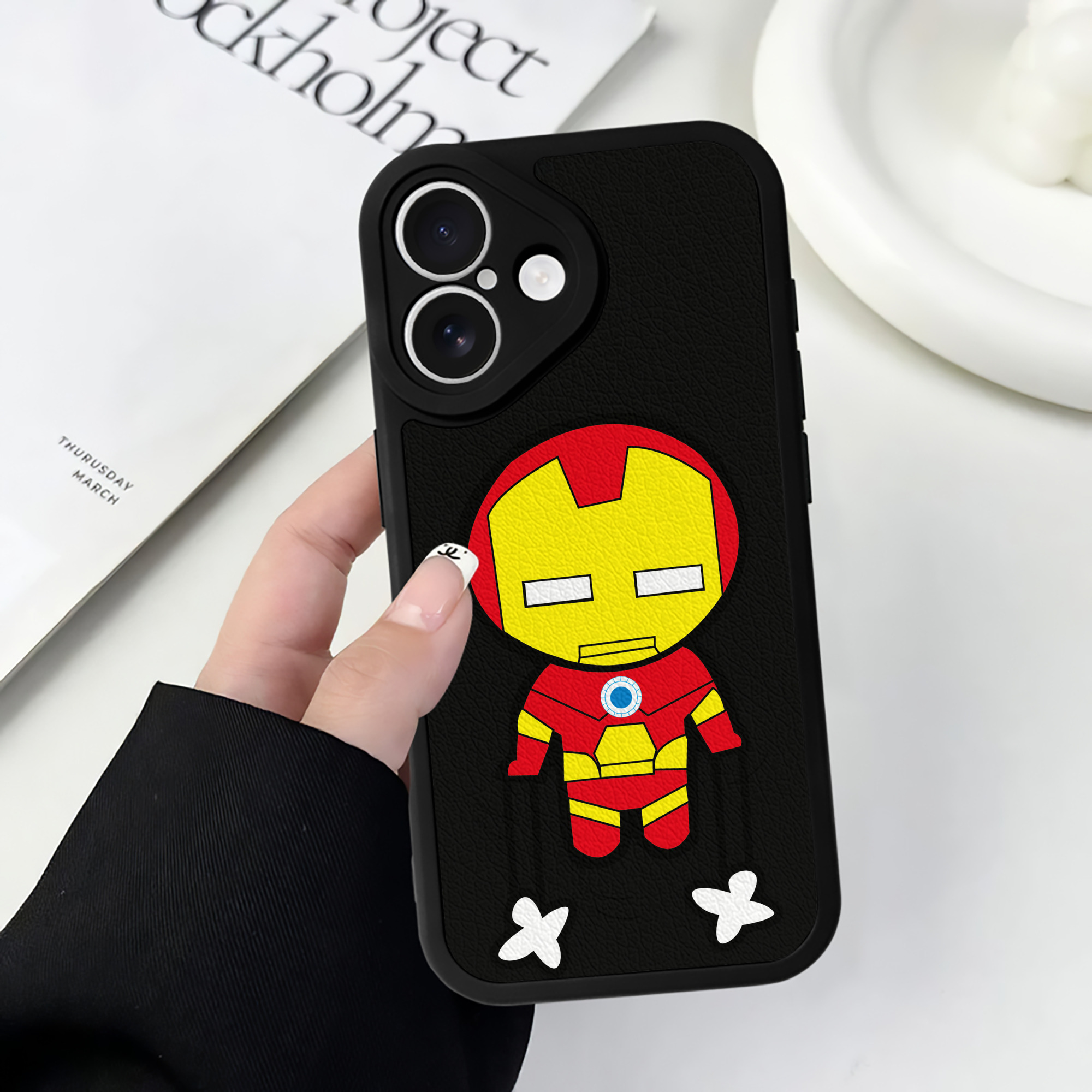 （画像用） アベンジャーズ The Avengers 【iPhone 16シリーズ対応】シリコンスマホケース（レザー調） 材質：シリコン
